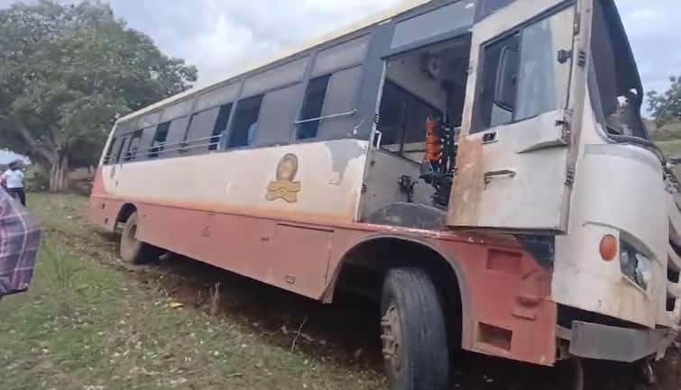 Solapur Bus Accident News ST bus accident in Solapur 70 to 75 passengers rescued एसटीच्या स्टेअरिंगचा रॉड तुटला, चालकाचं नियंत्रण सुटलं, सोलापुरात मोठा अनर्थ टळला, 70-75 प्रवासी बचावले 