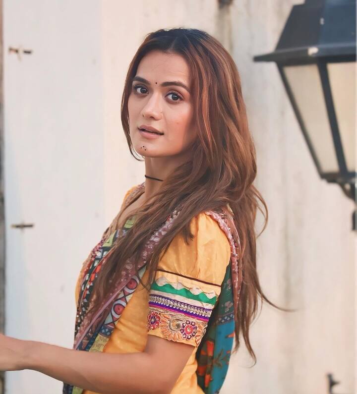 'तारक मेहता का उल्टा चश्मा' जैसे शो में नजर आ चुकीं एक्ट्रेस आराधना शर्मा भी कास्टिंग काउच की शिकार रह चुकी हैं. मीडिया रिपोर्ट्स के मुताबिक, उन्होंने एक इंटरव्यू में बताया था कि जब एक कास्टिंग डायरेक्टर के पास किसी रोल के स्क्रिप्ट को पढ़ रही थीं तो उन्हें गलत तरीके से छूआ गया था जिससे वो डर गई थीं.