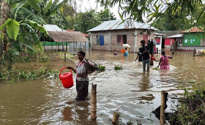 মঙ্গলবার পর্যন্ত উত্তরবঙ্গে ভারী থেকে অতি ভারী বৃষ্টির পূর্বাভাস রয়েছে। এদিকে, জল বেড়ে চলায় ফুঁসছে তিস্তা। কালিম্পঙের কালীঝোরা থেকে তিস্তাবাজার যাওয়ার পথে ১০ নম্বর জাতীয় সড়কের একাধিক জায়গায় ধস নেমেছে। রাস্তায় ভারী যান চলাচল বন্ধ।