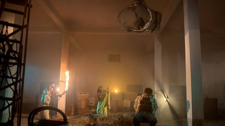 অন্যদিকে, তুলসি ভোলার সাহায্য নিয়ে পরমাকে ভয় দেখাতে শুরু করে। বারবার তাকে মনে করায়, অগ্নির আসল খুনি আর কেউ নয়, পরমা নিজে।