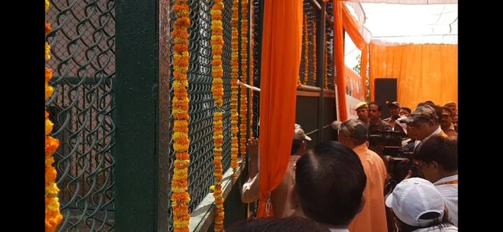 गोरखपुर चिड़ियाघर से सीएम योगी को बहुत लगाव है. जब भी उन्हें मौका मिलता है, वह यहां वन्यजीवों को देखने और उनके देखभाल की जानकारी लेने आते हैं. शनिवार को वह बब्बर शेर की जोड़ी भरत और गौरी को बाड़े में छोड़ने आए. मुख्यमंत्री के साथ वन एवं पर्यावरण राज्यमंत्री (स्वतंत्र प्रभार) डॉ. अरुण सक्सेना भी उपस्थित थे.