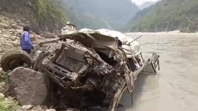 Uttarakhand 8 Killed After Tempo Traveller Deep Gorge Uttarakhand Accident: 8 Killed After Tempo Falls Into Alaknanda River In Rudraprayag — VIDEO