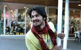 பருமனான தனது உடல் எடையை விடாமுயற்சியுடன் குறைத்து 'காதலில் விழுந்தேன்' படம் மூலம் ஹீரோவானார்.