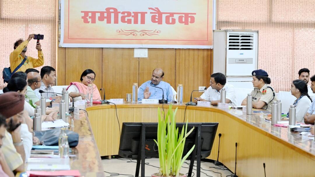 एक्शन मोड में कोटा सांसद ओम बिरला, केडीए और नगर निगम के अधिकारियों की ली 'क्लास' Kota MP Om Birla in action mode took meeting of Kota Development Authority And Nagar Nigam ANN एक्शन मोड में कोटा सांसद ओम बिरला, केडीए और नगर निगम के अधिकारियों की ली 'क्लास'