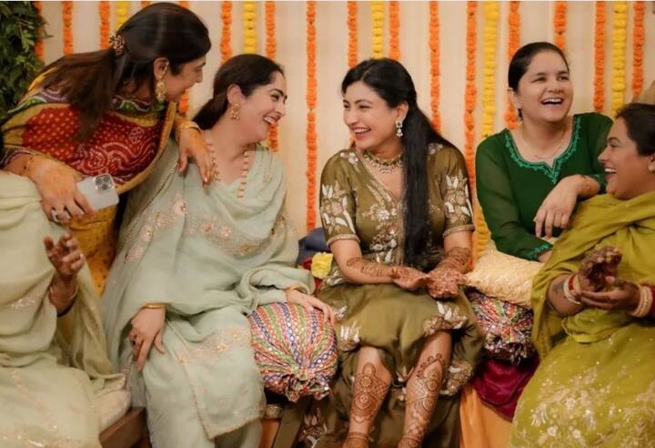 ਦੱਸ ਦੇਈਏ ਕਿ ਅਨਮੋਲ ਗਗਨ ਮਾਨ 16 ਜੂਨ ਨੂੰ ਜ਼ੀਰਕਪੁਰ ਦੇ ਵਕੀਲ ਅਤੇ ਕਾਰੋਬਾਰੀ ਸਹਿਬਾਜ਼ ਸੋਹੀ ਨਾਲ ਵਿਆਹ ਦੇ ਬੰਧਨ ਵਿੱਚ ਬੱਝਣ ਜਾ ਰਹੀ ਹੈ। ਇਸ ਵਿਚਾਲੇ ਸਾਬਕਾ ਗਾਇਕਾ ਦੇ ਵਿਆਹ ਦੀਆਂ ਰਸਮਾਂ ਦੀ ਸ਼ੁਰੂਆਤ ਹੋ ਚੁੱਕੀਆਂ ਹਨ। ਦੱਸ ਦੇਈਏ ਕਿ ਅਨਮੋਲ ਗਗਨ ਮਾਨ ਦੇ ਇਸ ਖਾਸ ਜਸ਼ਨ ਵਿੱਚ ਪੰਜਾਬੀ ਸਿਨੇਮਾ ਜਗਤ ਦੀਆਂ ਹਸਤੀਆਂ ਨੇ ਵੀ ਸ਼ਿਰਕਤ ਕੀਤੀ।