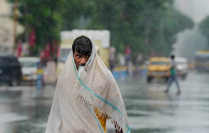দক্ষিণবঙ্গের সব জেলার জন্যই রয়েছে বজ্রবিদ্যুৎ-সহ ঝড়বৃষ্টির পূর্বাভাস। তার সঙ্গে ৩০ থেকে ৫০ কিলোমিটার প্রতি ঘণ্টা গতিবেগে দমকা ঝোড়ো হাওয়া বইতে পারে।