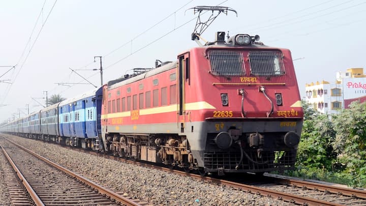 Railway Passenger Rights: મુસાફરોએ ભારતીય રેલ્વેમાં કેટલાક નિયમોનું પાલન કરવું પડે છે ત્યારે તેની સાથે સાથે મુસાફરોને કેટલાક અધિકારી પણ રેલ્વે આપે છે. જેનો તે પ્રવાસ દરમિયાન ઉપયોગ કરી શકે છે.