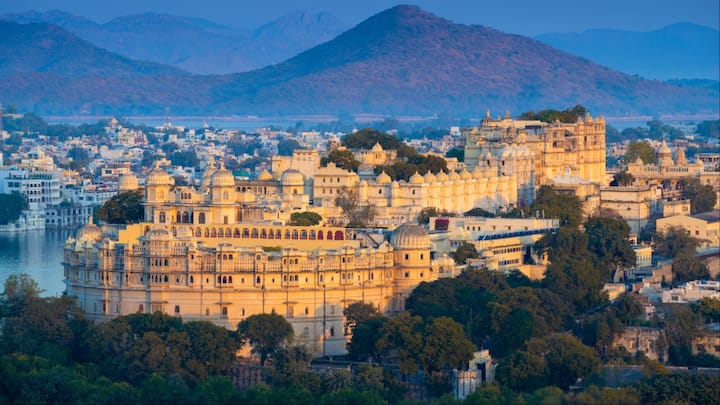 Udaipur Tourist Places: झीलों की नगरी उदयपुर में प्री मानसून की एंट्री हो चुकी है. 25 जून तक मानसून के आने की संभावना भी है. मानसून में उदयपुर में घूमने के लिए कुछ जगह बहुत खास है.