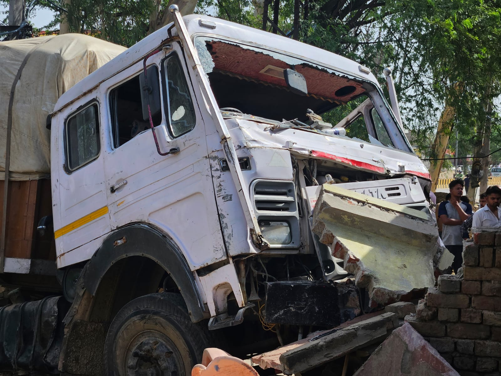 Bharatpur Accident: बस और ट्रेलर की आमने सामने भिड़ंत, हादसे में दो यात्रियों की मौत, छह घायल