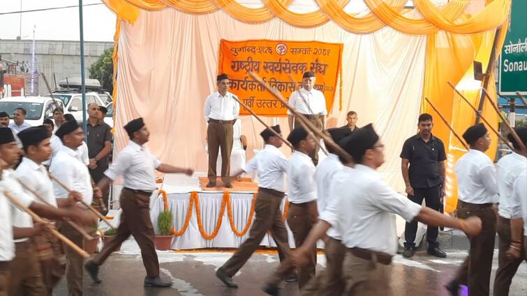 Mohan Bhagwat saw discipline of RSS volunteers seen wearing black cap white shirt and khaki pants ann मोहन भागवत ने देखा संघ के स्वयंसेवकों का अनुशासन, काली टोपी, सफेद शर्ट और खाकी पैंट पहनकर आए नजर