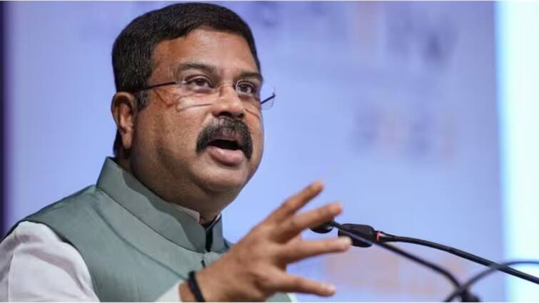 Board Exams: साल में दो बार होगी बोर्ड परीक्षा, शिक्षा मंत्रालय ने कही ये बड़ी बात Board Exams of 10th and 12th class will held twice in a year Education Ministry Dharmendra Pradhan Board Exams: साल में दो बार होगी बोर्ड परीक्षा, शिक्षा मंत्रालय ने कही ये बड़ी बात