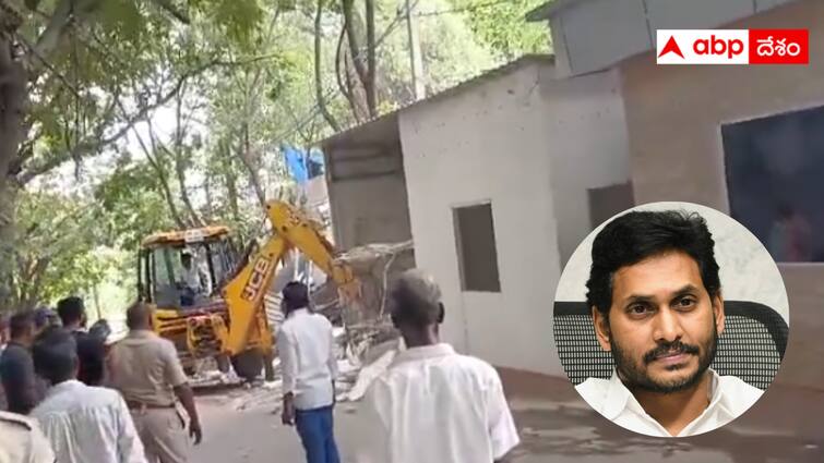 Hyderabad Jagan House in Lotus Pond  is demolished by GHMC Jagan  house Demolition  : జగన్‌కు గ్రేటర్ అధికారుల షాక్ - ఇంట్లో అక్రమ నిర్మాణాల కూల్చివేత