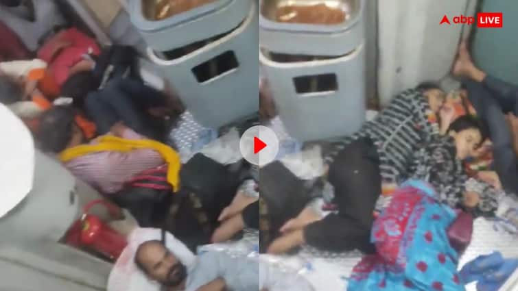 Passengers seen traveling in toilet in Chhattisgarh Express video goes viral ट्रेन में टॉयलेट के पास सोते नजर आए लोग, वीडियो हो रहा है वायरल