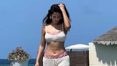 Sonal Chauhan : సమ్మర్ హీట్ తగ్గింది కానీ సోనాల్ కూల్ గా ఉండనిచ్చేట్టు లేదు - మందార పువ్వు ఎక్కడ దొరికిందో మరి!