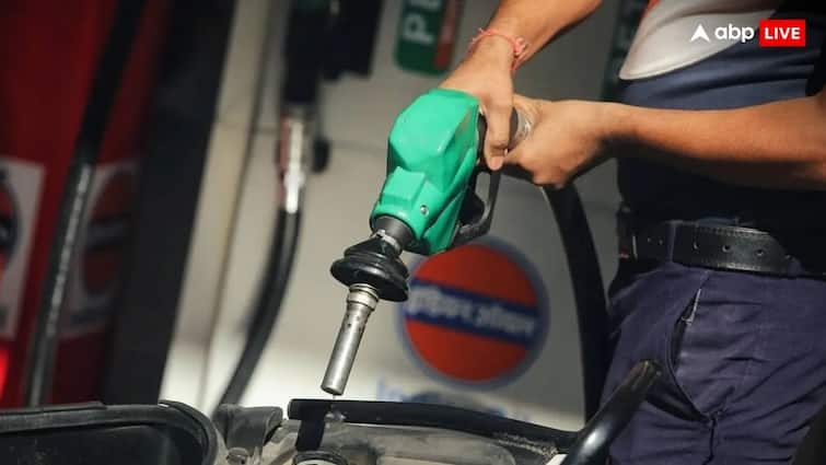 Petrol and diesel prices increased by 3 rupees per litre in Karnataka Check all the details Petrol Diesel Prices: पेट्रोल-डीजल के रेट में 3 रुपये का इजाफा, चुनाव खत्म होते ही इस राज्य में लोगों पर गिरी गाज