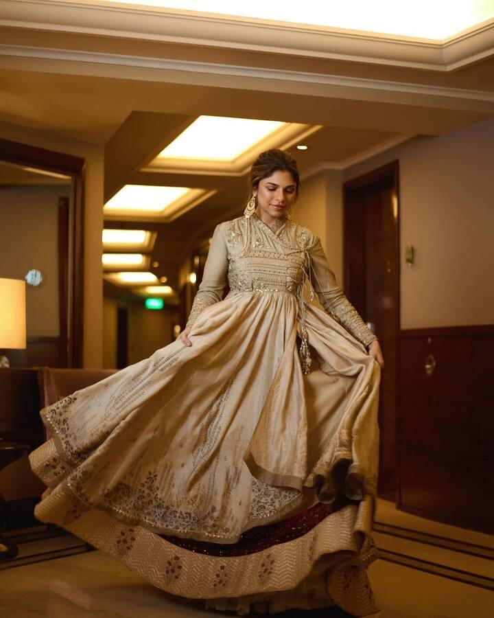 अब कुछ दिनों पहले एक इंटरव्यू में बात करते हुए शर्मिन ने अपने रोल को खुलकर बात की और ट्रोल्स को जवाब देते हुए कहा कि, ‘हीरामंडी में अपने किरदार के लिए उन्होंने 'पाकीजा' में मीना कुमारी से प्रेरणा ली थी. जैसे उन्होंने एक्सप्रेशन के साथ रोल निभाया था. वही कोशिश मैंने भी की.’