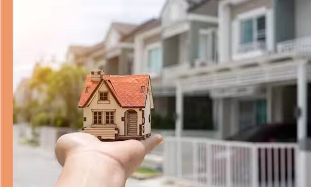 આ પ્રશ્ન વારંવાર ઘણા લોકોના મનમાં આવે છે. જો તમારા મનમાં આ પ્રશ્ન હોય કે ઘરની રજિસ્ટ્રીમાં વધુ પૈસા ચૂકવવા પડશે કે જમીનની રજિસ્ટ્રીમાં તો ચાલો અમે તમને તેનો જવાબ જણાવીએ.