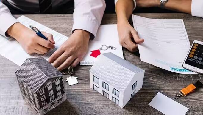 તેથી શહેરી વિસ્તારોમાં તમારે લગભગ 6 ટકા ચૂકવવા પડશે. આ સાથે મહિલાઓના નામે પ્રોપર્ટી ખરીદવા પર પણ ફીમાં છૂટ આપવામાં આવે છે.