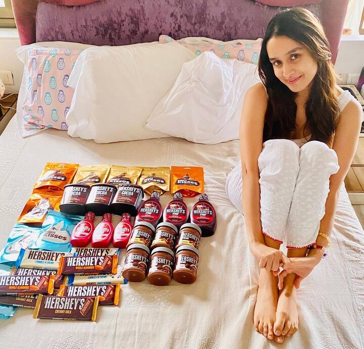 एक्ट्रेस का बेडरूम काफी कम्फी और कोजी है. जहां पर उन्होंने पिंक और पर्पल शेड का बेड लगाया हुआ है.