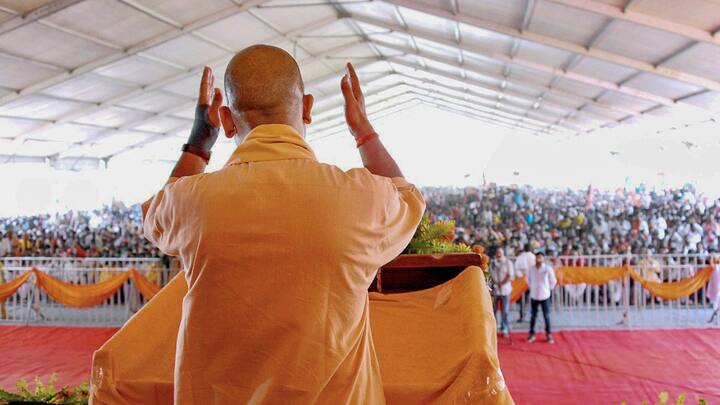 इंडियन एक्सप्रेस से जुड़े सीनियर पत्रकार श्यामलाल यादव ने अपनी किताब एट द हार्ट ऑफ पावर चीफ मिनिस्टर ऑफ उत्तर प्रदेश किताब ''At The Heart Of Power: The Chief Ministers of Uttar Pradesh'' में दावा किया है कि 2022 में हुए यूपी विधानसभा चुनाव से पहले ही सीएम योगी आदित्यनाथ को हटाने की पूरी तैयारी थी.