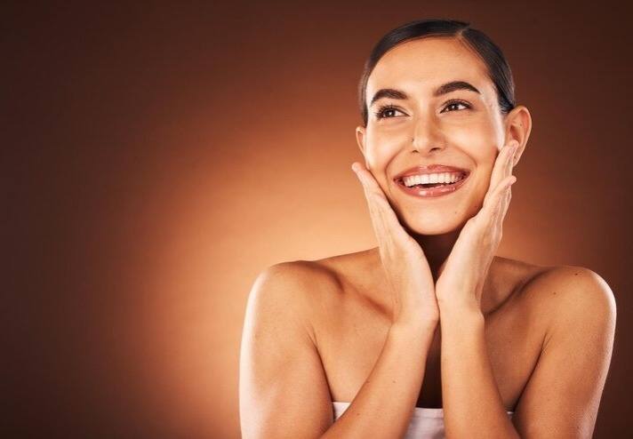 अधिकतर लड़कियां त्वचा को खूबसूरत बनाने के लिए मार्केट से महंगे महंगे फेस सीरम खरीद कर लाती है.