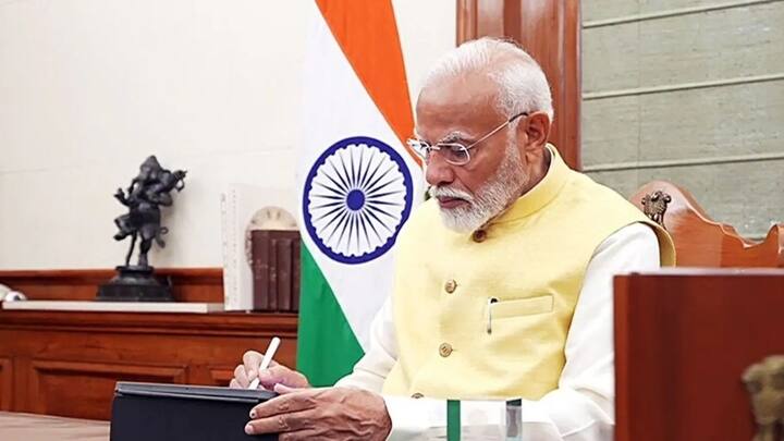 प्रधानमंत्री नरेंद्र मोदी ने तीसरी बार प्रधानमंत्री बनते ही 10 जून को किसान सम्मान निधि योजना की अगली किस्त की फाइल पर साइन कर दिए हैं.