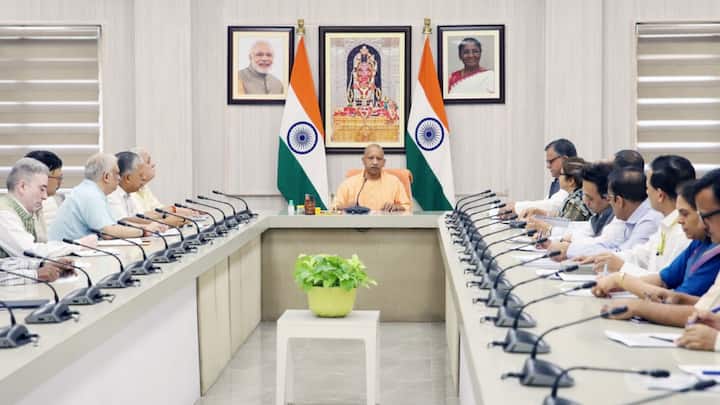 हालांकि, इस किताब में उन्होंने योगी आदित्यनाथ को हटाने की कोशिशों के कारण तो नहीं बताए हैं, लेकिन इस बात पर गौर किया गया है कि यूपी के उस समय के डिप्टी सीएम केशव प्रसाद मौर्य के साथ उनके मतभेद बढ़ रहे थे.