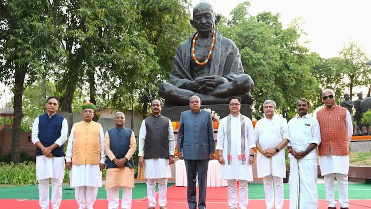 संसद परिसर में गांधी-बाबा साहेब की मूर्तियों की शिफ्टिंग पर भड़की कांग्रेस, बीजेपी बोली- हटाया