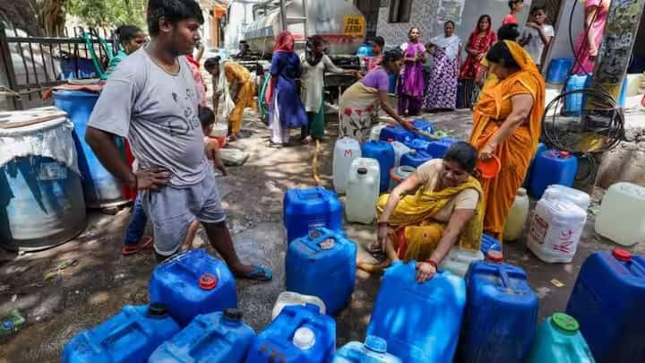 एबीपी न्यूज की टीम पूर्वी दिल्ली के गीता कॉलोनी पहुंची. यहां पानी न मिलने से भी लोगों को परेशानी हो रही है। विनय पोद्दार नाम के एक शख्स ने कहा,