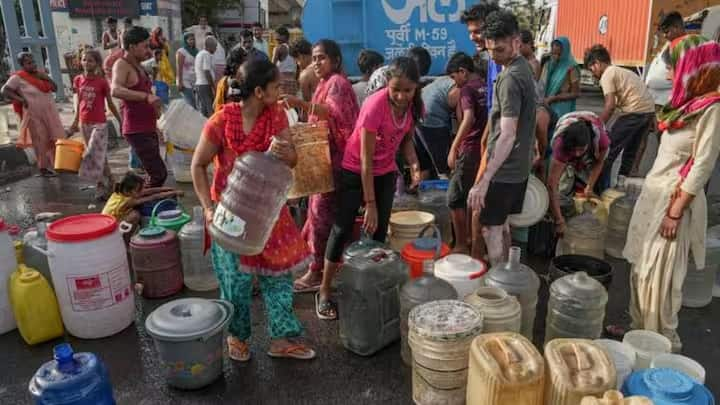 एक अन्य व्यक्ति ने कहा, यहां पानी की इतनी कमी है कि लोग रात 2-3 बजे से ही पानी के लिए कतार में लग जाते हैं. जिसे आधा कैन पानी मिल जाए, वह युद्ध जीतने के समान है। जिन्हें यह नहीं मिलता वे निराश होकर घर लौट जाते हैं।