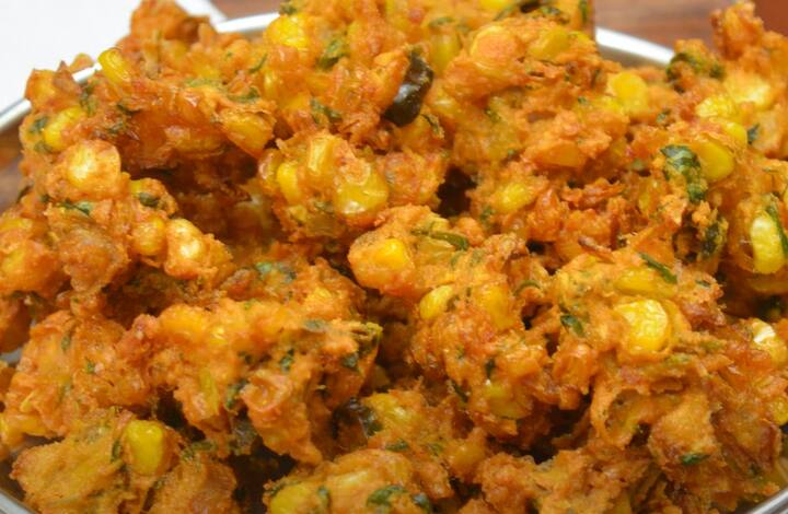 அதன் பின், மஞ்சள் தூள், காஷ்மீரி மிளகாய் தூள், சீரக தூள், பெருங்காயத்தூள், கரம் மசாலா தூள், உப்பு சேர்த்து கலந்துவிடவும்.