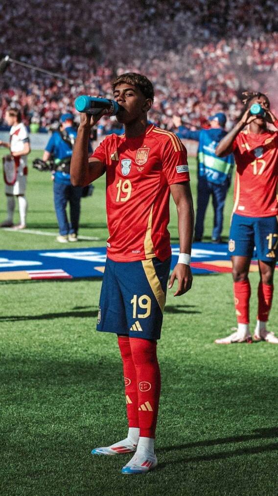 ইউরোয় ইতিহাস, কনিষ্ঠতম ফুটবলার হিসাবে মাঠে নামলেন ইয়ামাল, কণিষ্ঠতম অধিনায়ক সবজ়লাই