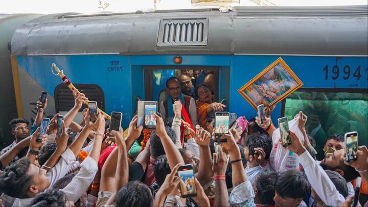 आगरा रेलवे स्टेशन पर बीजेपी कार्यकर्ताओं की हूजूम नजर आया. शिवराज सिंह चौहान को कृषि मंत्री बनाए जाने पर बीजेपी कार्यकर्ता उन्हें बधाई देने पहुंचे थे.