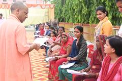गोरखनाथ मंदिर में फिर लगना शुरू हुआ जनता दरबार, सीएम योगी आदित्यनाथ ने सुनीं लोगों की समस्याएं