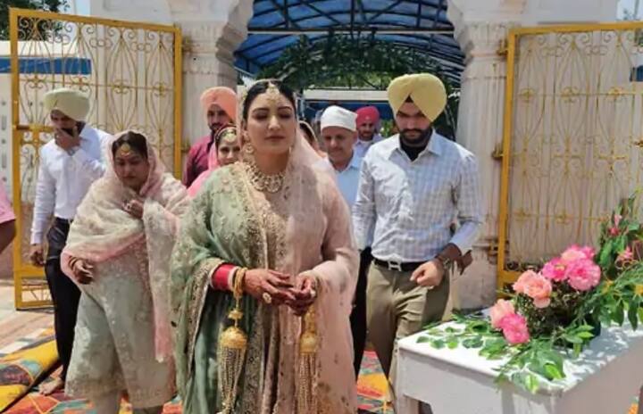 ਇਸ ਵਿਚਾਲੇ ਅਸੀ ਤੁਹਾਨੂੰ ਅਨਮੋਲ ਗਗਨ ਮਾਨ ਦੇ ਵਿਆਹ ਦੀਆਂ ਇਨਸਾਈਡ ਤਸਵੀਰਾਂ ਦਿਖਾਉਣ ਜਾ ਰਹੇ ਹਾਂ। ਇਨ੍ਹਾਂ ਤਸਵੀਰਾਂ ਵਿੱਚ ਪੰਜਾਬ ਦੇ ਮੁੱਖ ਮੰਤਰੀ ਭਗਵੰਤ ਮਾਨ ਨੇ ਆਪਣੀ ਪਤਨੀ ਗੁਰਪ੍ਰੀਤ ਨਾਲ ਸ਼ਿਰਕਤ ਕੀਤੀ।