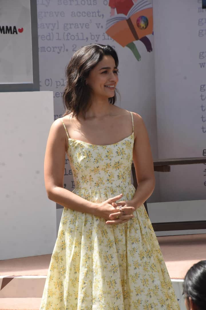 इस दौरान आलिया भट्ट ने एक बार फिर अपने चार्मिंग लुक से लोगों का खूब दिल जीता. एक्ट्रेस येलो कलर की प्रिंटेड ड्रेस में पहुंची थी.