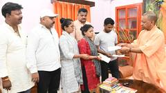 कुवैत अग्निकांड और जम्‍मू आतंकी हमले के पीड़‍ितों की सीएम योगी ने की आर्थिक मदद, 5-5 लाख का दिया चेक