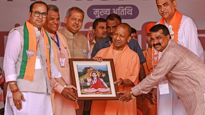 इससे पहले सीएम योगी को लेकर अरविंद केजरीवाल ने एक बयान दिया था. उन्होंने कहा था कि सीएम योगी आदित्यनाथ को बीजेपी हटाने की तैयारी में है.