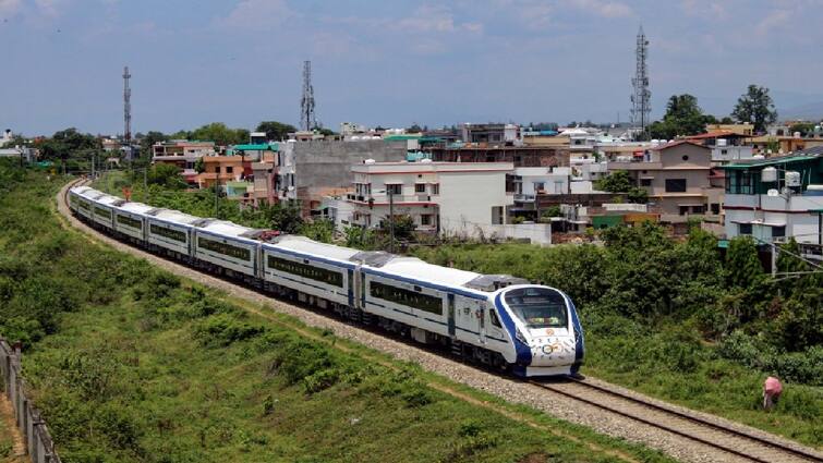 Vande Bharat Sleeper Train: जल्द दौड़ने लगेगी वंदे भारत स्लीपर ट्रेन, अब बस इतने दिनों का इंतजार