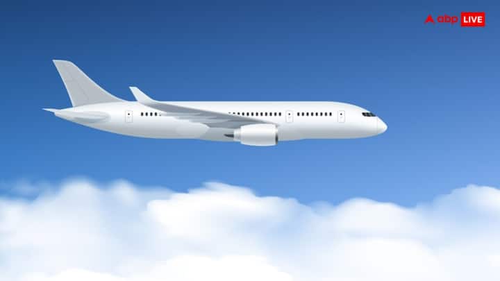 लोग अपना समय बचाने के लिए मोटा पैसा खर्च करके फ्लाइट के महंगे टिकट खरीदते हैं. 2 से 3 घंटे का सफर तो कई लोग प्लेन में करते हैं, लेकिन कई बार फ्लाइट 10 से 12 घंटे की उड़ान भी भरती है. ऐसे में अगर फ्लाइट का एसी काम करना बंद कर दे तो आपकी क्या हालत होगी.