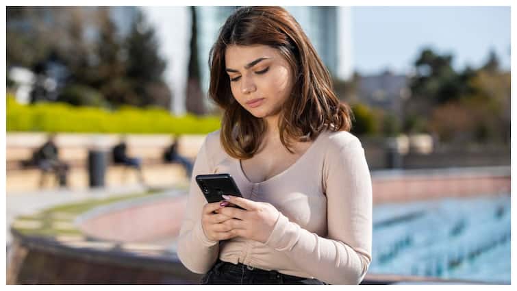 एक दिन में कितने घंटे करना चाहिए फोन का इस्तेमाल? How Many Hours Should You Use Your Phone in a Day एक दिन में कितने घंटे करना चाहिए फोन का इस्तेमाल?