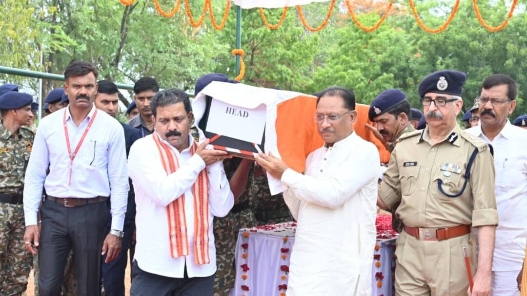 नारायणपुर मुठभेड़ में शहीद जवान को CM- डिप्टी CM ने दिया कांधा, नम आंखों से दी अंतिम विदाई CM Vishnu Deo Sai attended last rites of martyred soldier in Narayanpur encounter ann नारायणपुर मुठभेड़ में शहीद जवान को CM- डिप्टी CM ने दिया कांधा, नम आंखों से दी अंतिम विदाई