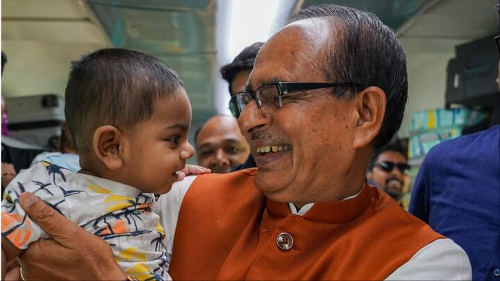 शिवराज सिंह चौहान के साथ उनकी पत्नी साधना सिंह चौहान शताब्दी एक्सप्रेस में सफर कर रही हैं. लोग उनके साथ सेल्फी ले रहे हैं. एक बड़े नेता को ट्रेन में देखकर यात्री भी उत्साहित नजर आए.