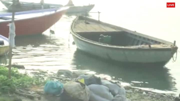 उत्तर प्रदेश के वाराणसी में भीषण गर्मी के कारण गंगा का जलस्तर अब तक के सबसे निचले स्तर पर पहुंच गया है. आमतौर पर जून में गंगा की चौड़ाई 70 से 80 मीटर के आसपास हुआ करती थी, जो अब घटकर 30 से 35 मीटर रह गई है. जलस्तर कम होने के कारण गंगा घाटों को छोड़ चुकी है.