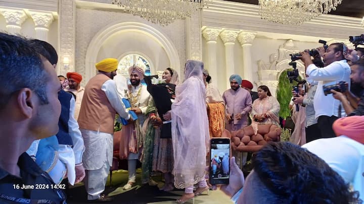 ਅਨਮੋਲ ਗਗਨ ਮਾਨ ਵਿਆਹ ਦੇ ਜੋੜੇ ਵਿੱਚ ਬੇਹੱਦ ਖੂਬਸੂਰਤ ਨਜ਼ਰ ਆਈ। ਸ਼ਹਿਬਾਜ਼ ਸੋਹੀ ਨਾਲ ਉਨ੍ਹਾਂ ਦੀ ਜੋੜੀ ਉੱਪਰ ਹਰ ਕਿਸੇ ਨੇ ਖੂਬ ਪਿਆਰ ਬਰਸਾਇਆ।