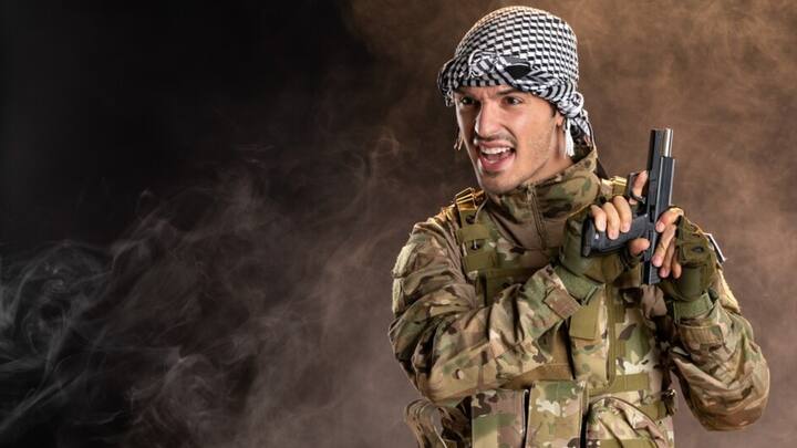 फिल्मों में आर्मी यूनिट और उनकी ड्रेस को दिखाने के लिए फिल्म निर्माता रक्षा मंत्रालय और संबंधित अधिकारियों से इसको लेकर सहमति लेते हैं. इसके बाद ही वो फिल्मों में आर्मी ड्रेस पहन पाते हैं.