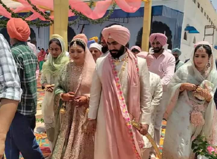 ਇਸ ਤੋਂ ਬਾਅਦ ਗਾਇਕੀ ਵੱਲ ਰੁੱਖ ਕਰਦੇ ਹੋਏ ਅਨਮੋਲ ਗਗਨ ਮਾਨ ਨੇ 2014 'ਚ ਡੈਬਿਊ ਗੀਤ 'ਰੋਇਲ ਜੱਟੀ' ਨਾਲ ਸੰਗੀਤ ਜਗਤ ਵਿੱਚ ਕਦਮ ਰੱਖਿਆ। 
