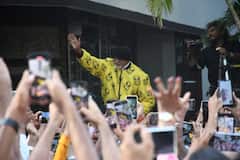 Amitabh Bachchan Meets Admirers Outside Jalsa On Sunday; PICS