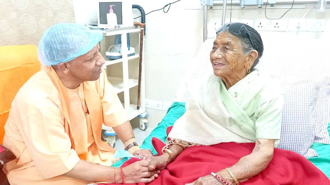 CM Yogi Adityanath Reached Rishikesh AIIMS Meet his mother and Rudraprayag accident injured ANN मां से मिलने ऋषिकेश AIIMS पहुंचे CM योगी, रुद्रप्रयाग हादसे में हुए घायलों का भी जाना हालचाल