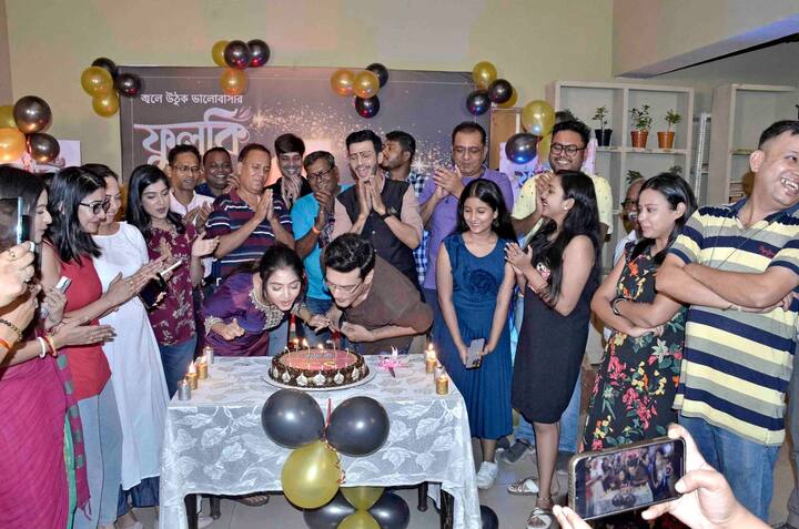 অভিষেক বলছেন, 'ধারাবাহিকের মতো বাস্তবেও আমি ফুলকির অভিষেক স্যার। ওকে যথেষ্ট শাসন করি'।